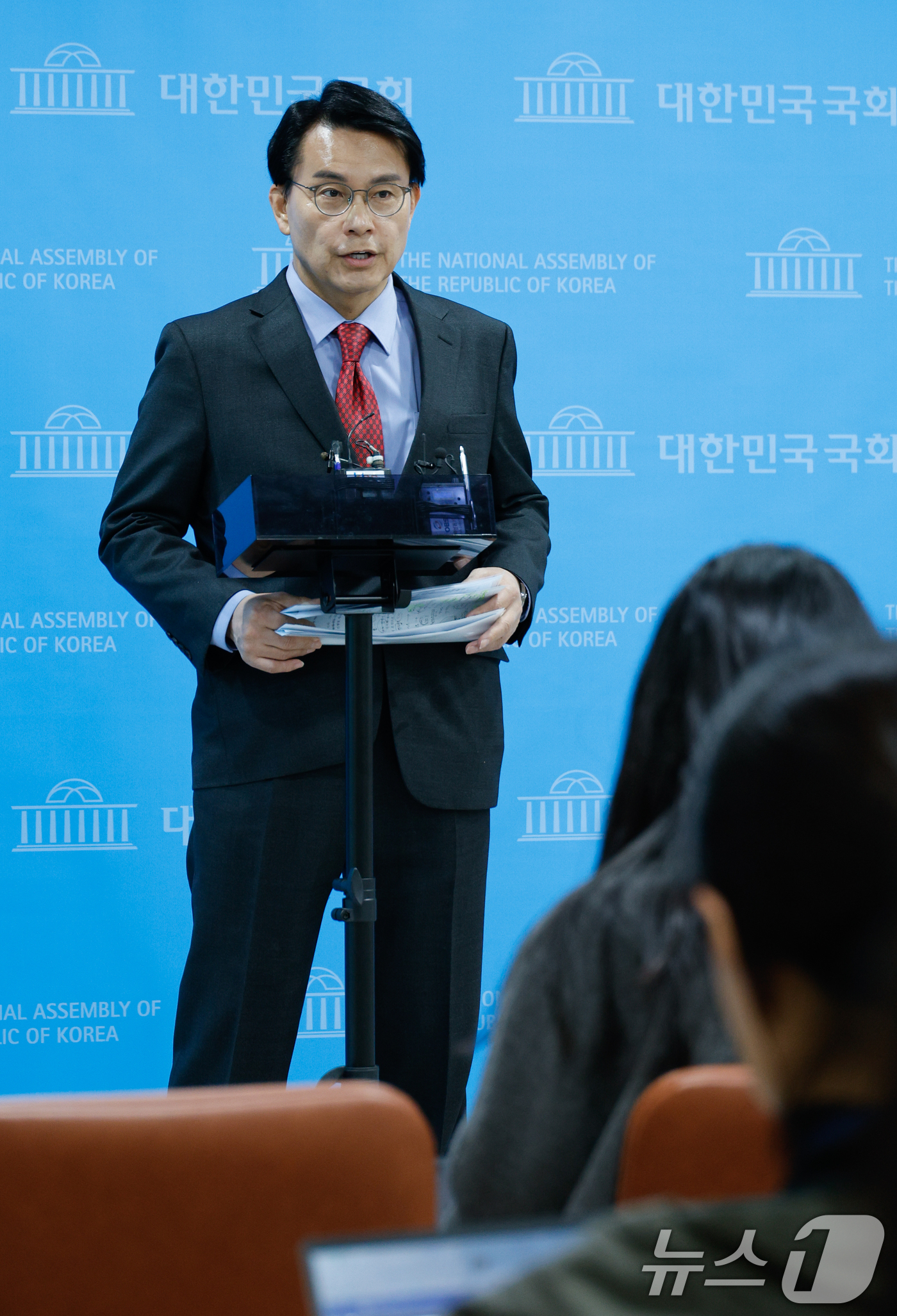 (서울=뉴스1) 안은나 기자 = 윤상현 국민의힘 의원이 19일 서울 여의도 국회 소통관에서 오는 26일 예정된 이재명 더불어민주당 대표의 공직선거법 위반 2심 선고 이후 헌법재판소 …