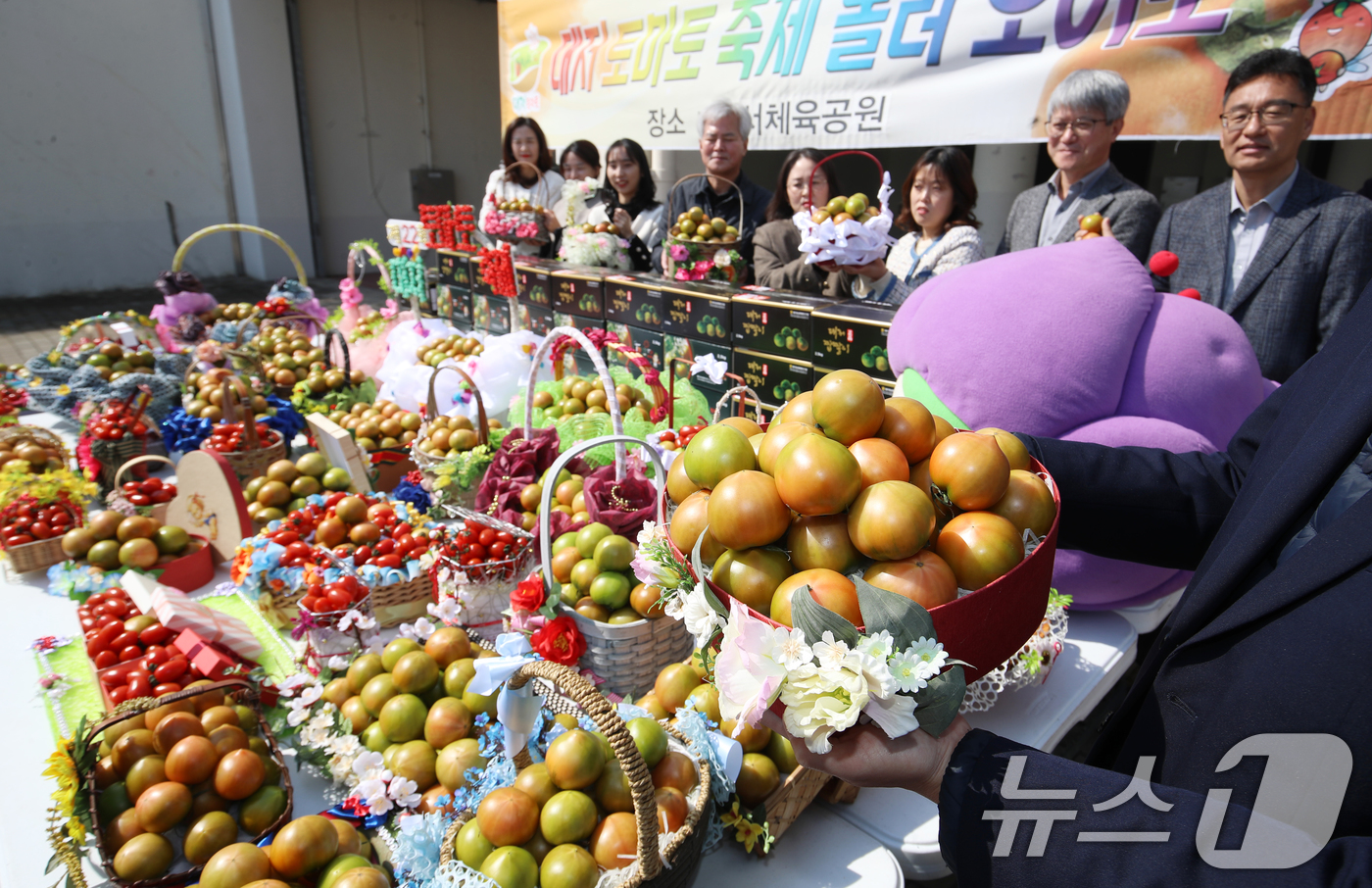(부산=뉴스1) 윤일지 기자 = 19일 부산 강서구 강서체육공원에서 농협 직원들이 '제22회 대저토마토 축제'를 홍보하고 있다.오는 22~23일 이틀간 강서체육공원 광장과 체육관에 …