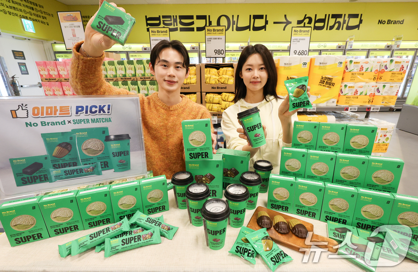 (서울=뉴스1) 허경 기자 = 19일 서울 이마트 용산점에서 노브랜드 모델들이 ‘슈퍼말차’ 콜라보 신상품 5종을 선보이고 있다. 슈퍼말차는 과도한 카페인 섭취 문제를 해결하기 위해 …