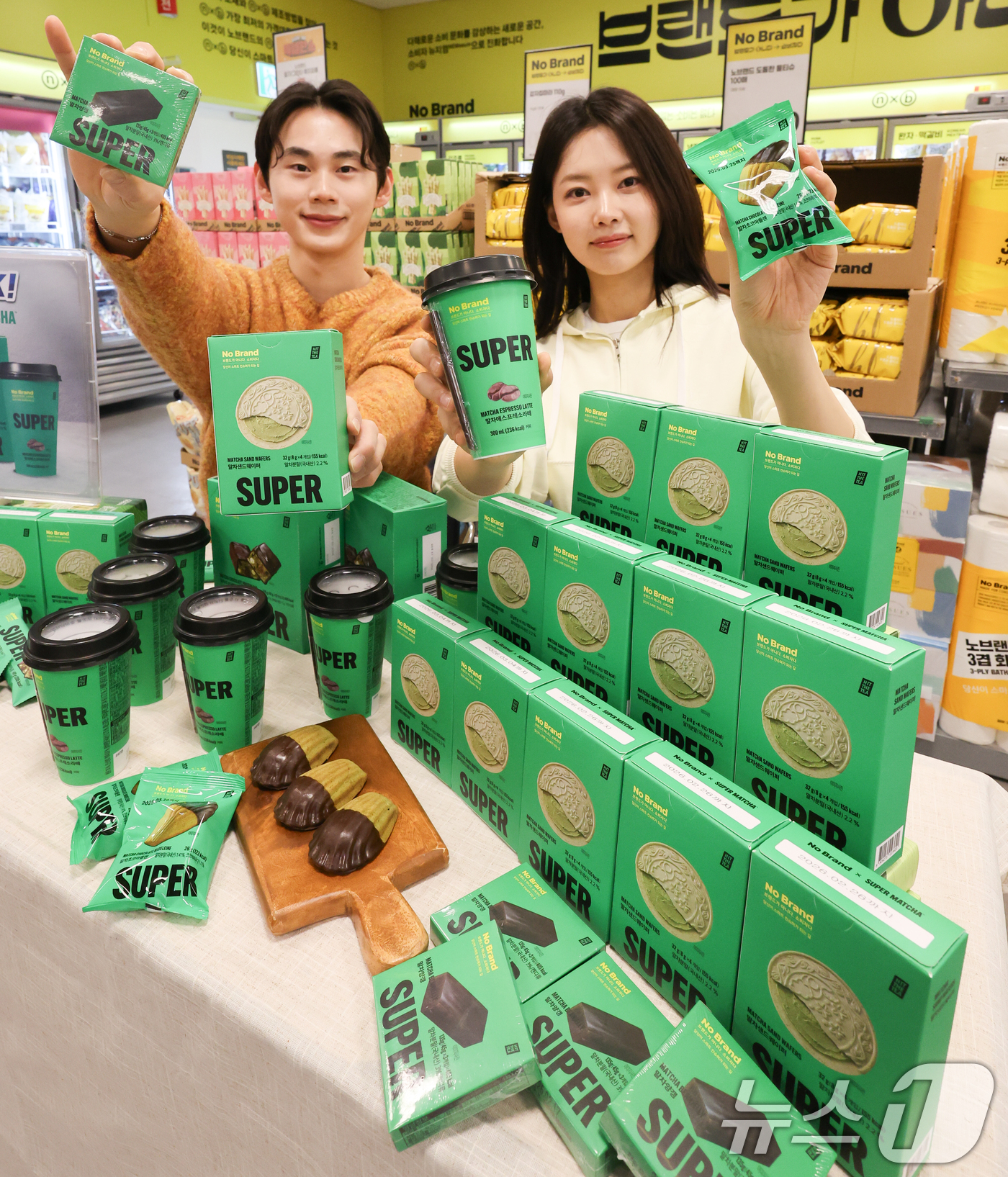 (서울=뉴스1) 허경 기자 = 19일 서울 이마트 용산점에서 노브랜드 모델들이 ‘슈퍼말차’ 콜라보 신상품 5종을 선보이고 있다. 슈퍼말차는 과도한 카페인 섭취 문제를 해결하기 위해 …