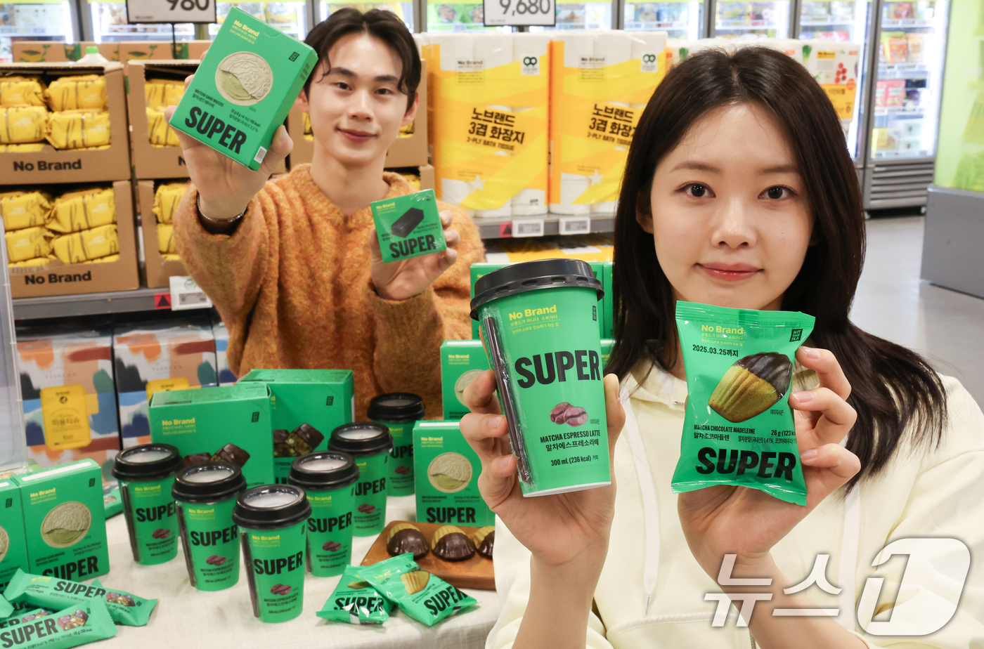 (서울=뉴스1) 허경 기자 = 19일 서울 이마트 용산점에서 노브랜드 모델들이 ‘슈퍼말차’ 콜라보 신상품 5종을 선보이고 있다. 슈퍼말차는 과도한 카페인 섭취 문제를 해결하기 위해 …