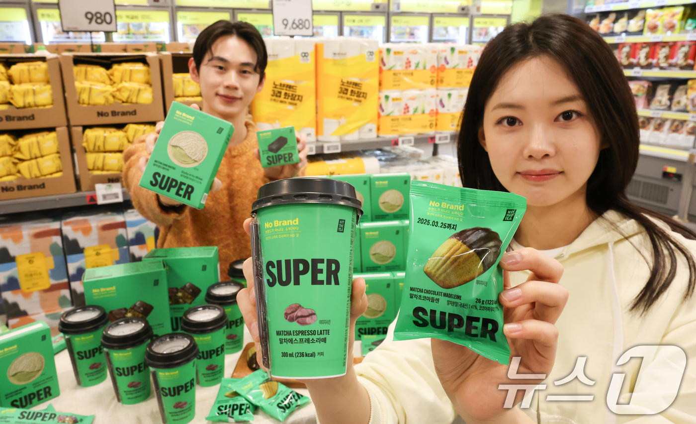 (서울=뉴스1) 허경 기자 = 19일 서울 이마트 용산점에서 노브랜드 모델들이 ‘슈퍼말차’ 콜라보 신상품 5종을 선보이고 있다. 슈퍼말차는 과도한 카페인 섭취 문제를 해결하기 위해 …