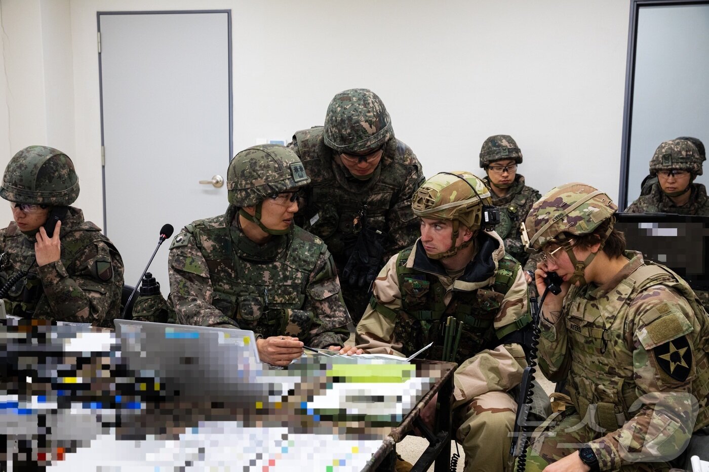 본문 이미지 - 육군 제17보병사단은 2025년 FS/TIGER와 연계하여 지난 16일부터 인천시 일대 및 경기도 파주 무건리훈련장에서 '한미연합전투지휘훈련'을 실시하고 있다고 19일 밝혔다. CWMD훈련에 참가한 한미 장병들이 의심시설 내부로 진입할 계획을 수립하고 있다. (육군 제공. 재판매 및 DB 금지) 2025.3.19/뉴스1