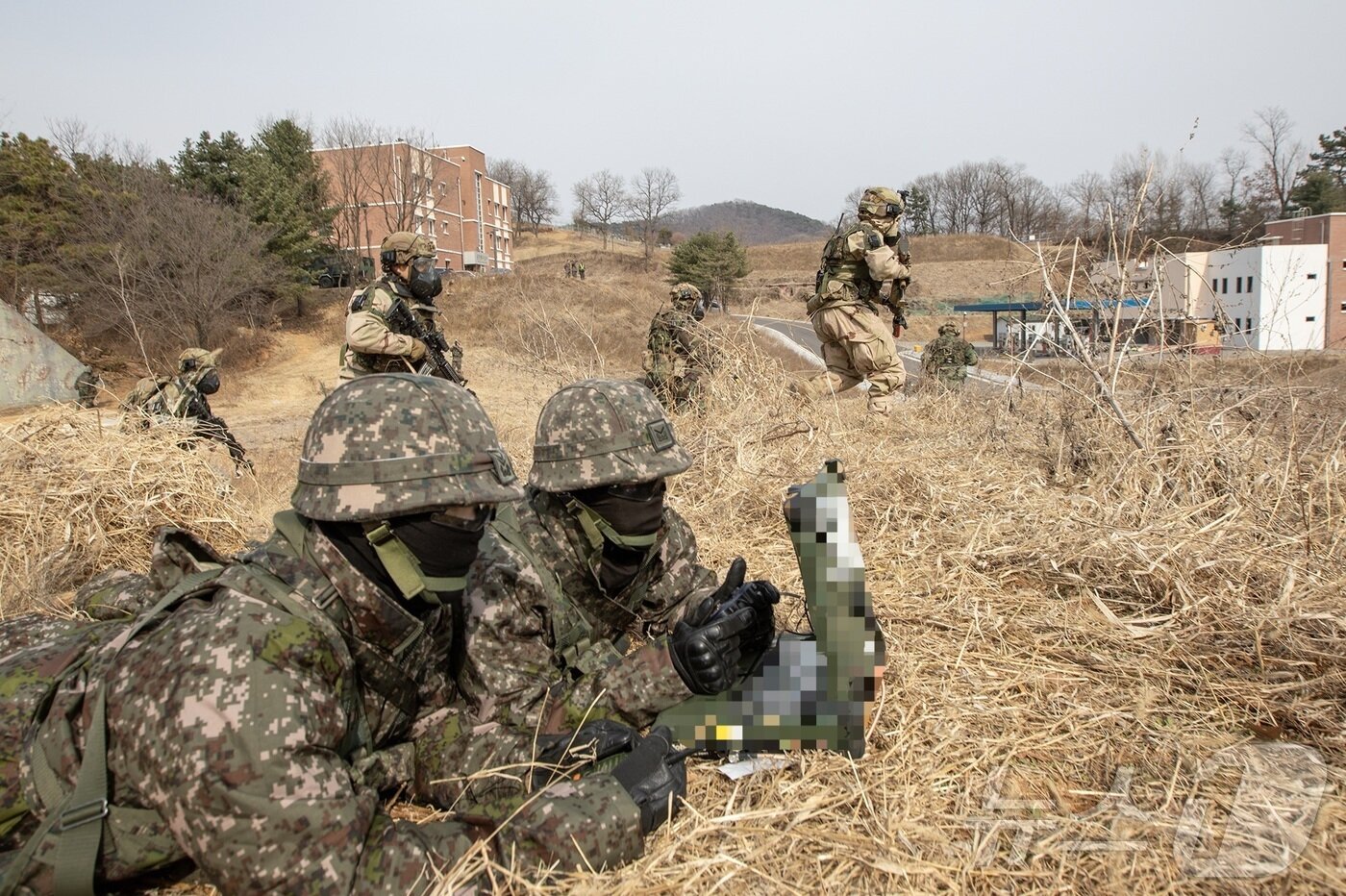 본문 이미지 - 육군 제17보병사단은 2025년 FS/TIGER와 연계하여 지난 16일부터 인천시 일대 및 경기도 파주 무건리훈련장에서 '한미연합전투지휘훈련'을 실시하고 있다고 19일 밝혔다. CWMD-TF 장병들이 드론을 띄워 의심시설 주변을 정찰하고 있다. (육군 제공. 재판매 및 DB 금지) 2025.3.19/뉴스1