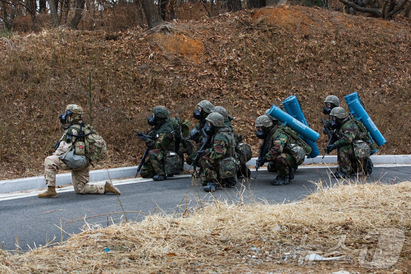 본문 이미지 - 육군 제17보병사단은 2025년 FS/TIGER와 연계하여 지난 16일부터 인천시 일대 및 경기도 파주 무건리훈련장에서 '한미연합전투지휘훈련'을 실시하고 있다고 19일 밝혔다. CWMD-TF 장병들이 의심시설 주변에 남아 있는 장애물과 지뢰지대를 개척하기 위해 준비하고 있다. (육군 제공. 재판매 및 DB 금지) 2025.3.19/뉴스1