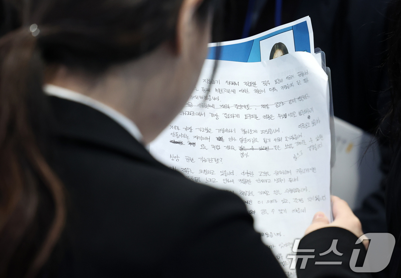 (서울=뉴스1) 김성진 기자 = 19일 서울 서초구 양재동 aT센터에서 열린 2025 대한민국 채용박람회에서 한 구직자가 자기소개서를 체크하고 있다.이번 박람회에는 삼성전자, 셀트 …