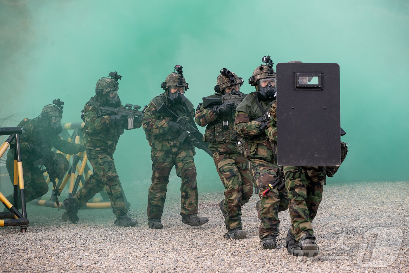 본문 이미지 - 육군 제17보병사단은 2025년 FS/TIGER와 연계하여 지난 16일부터 인천시 일대 및 경기도 파주 무건리훈련장에서 '한미연합전투지휘훈련'을 실시하고 있다고 19일 밝혔다. CWMD-TF 장병들이 장애물을 개척하고 의심시설 중심부로 진입하고 있다. (육군 제공. 재판매 및 DB 금지) 2025.3.19/뉴스1