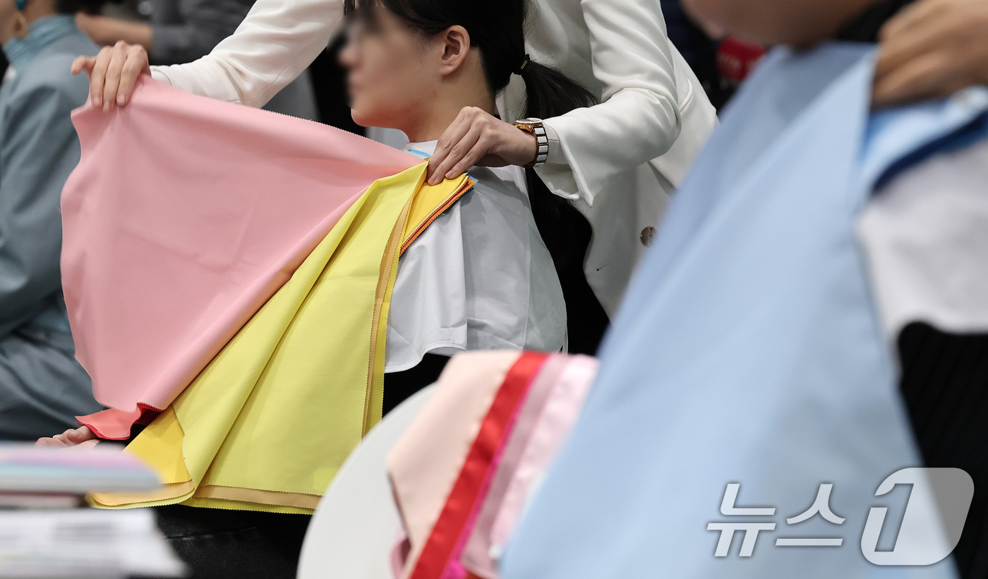 (서울=뉴스1) 김성진 기자 = 19일 서울 서초구 양재동 aT센터에서 열린 2025 대한민국 채용박람회에서 구직자들이 퍼스널 컬러 상담을 받고 있다.이번 박람회에는 삼성전자, 셀 …