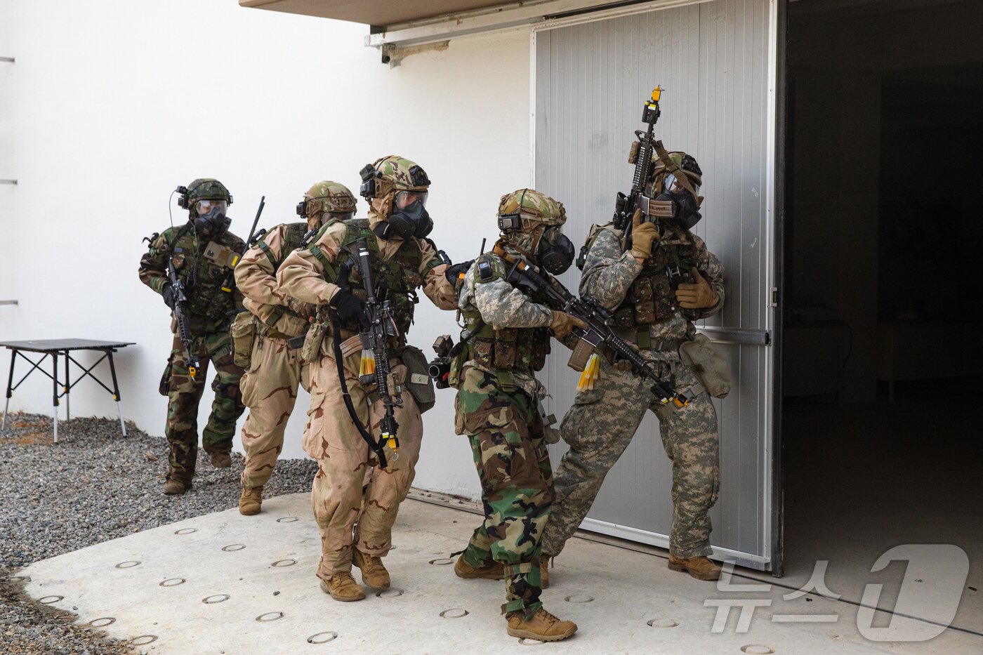 본문 이미지 - 육군 제17보병사단은 2025년 FS/TIGER와 연계하여 지난 16일부터 인천시 일대 및 경기도 파주 무건리훈련장에서 '한미연합전투지휘훈련'을 실시하고 있다고 19일 밝혔다. CWMD-TF 장병들이 의심시설 출입문을 확보하고 내부로 진입할 준비를 하고 있다. (육군 제공. 재판매 및 DB 금지) 2025.3.19/뉴스1