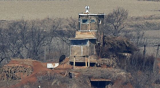 원형 감시카메라 설치된 북한군 초소