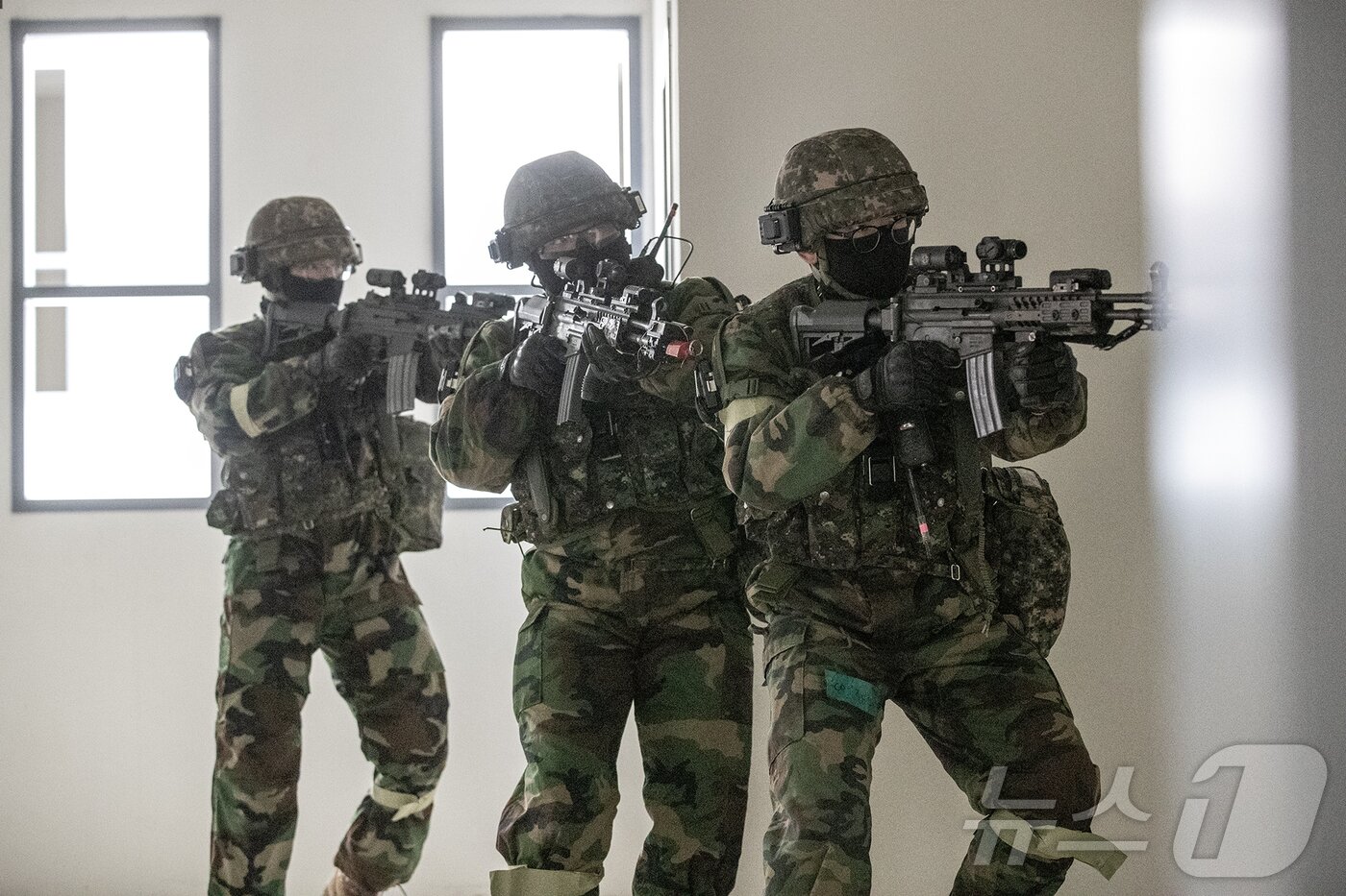 본문 이미지 - 육군 제17보병사단은 2025년 FS/TIGER와 연계하여 지난 16일부터 인천시 일대 및 경기도 파주 무건리훈련장에서 '한미연합전투지휘훈련'을 실시하고 있다고 19일 밝혔다. CWMD-TF 장병들이 의심시설 내부로 진입해 대항군을 소탕하고 있다. (육군 제공. 재판매 및 DB 금지) 2025.3.19/뉴스1