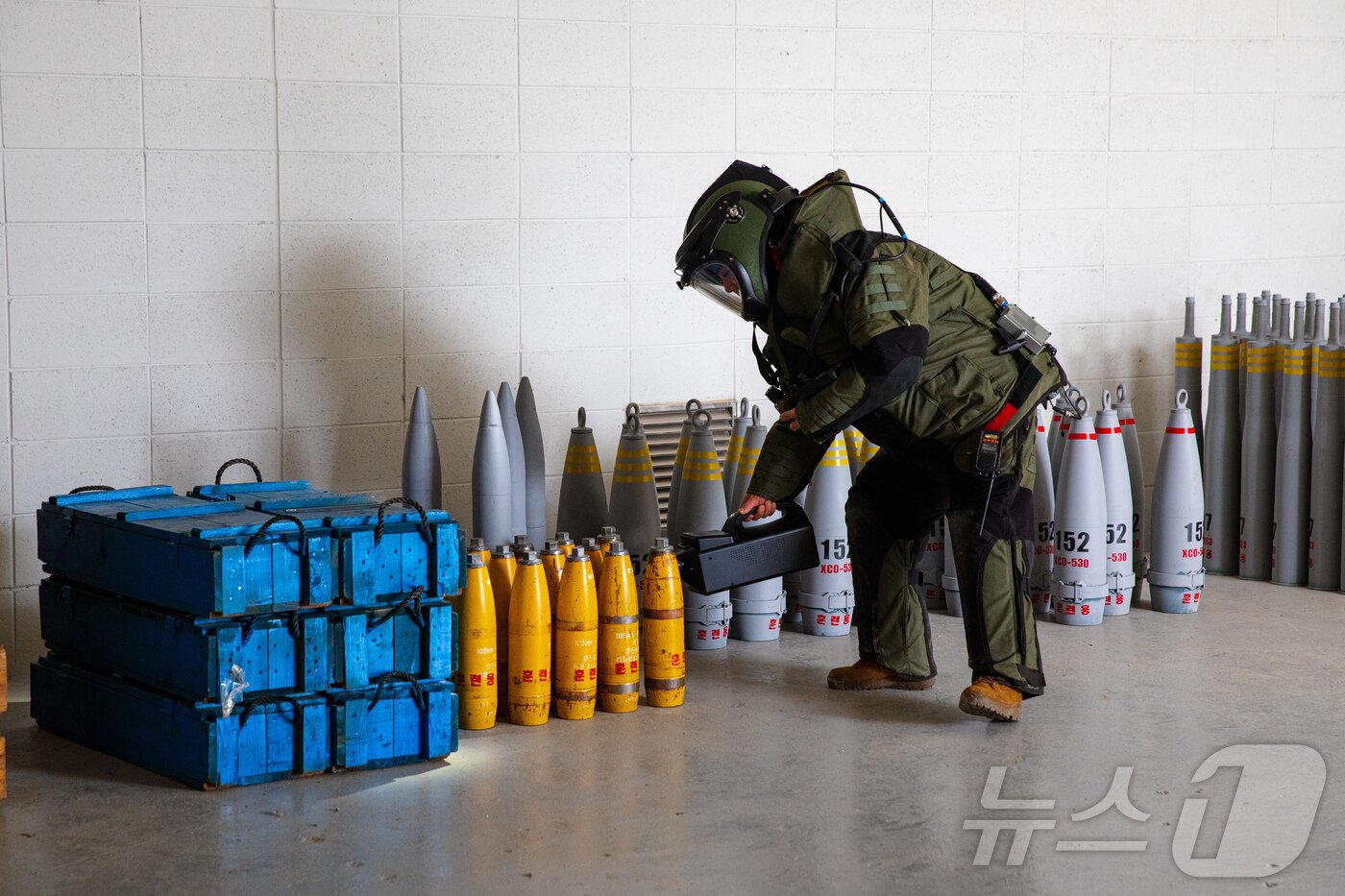 본문 이미지 - 육군 제17보병사단은 2025년 FS/TIGER와 연계하여 지난 16일부터 인천시 일대 및 경기도 파주 무건리훈련장에서 '한미연합전투지휘훈련'을 실시하고 있다고 19일 밝혔다. CWMD-TF 장병들이 확보한 의심시설에서 대량살상무기에 대한 증거와 표본을 수집 및 분석하고 있다. (육군 제공. 재판매 및 DB 금지) 2025.3.19/뉴스1