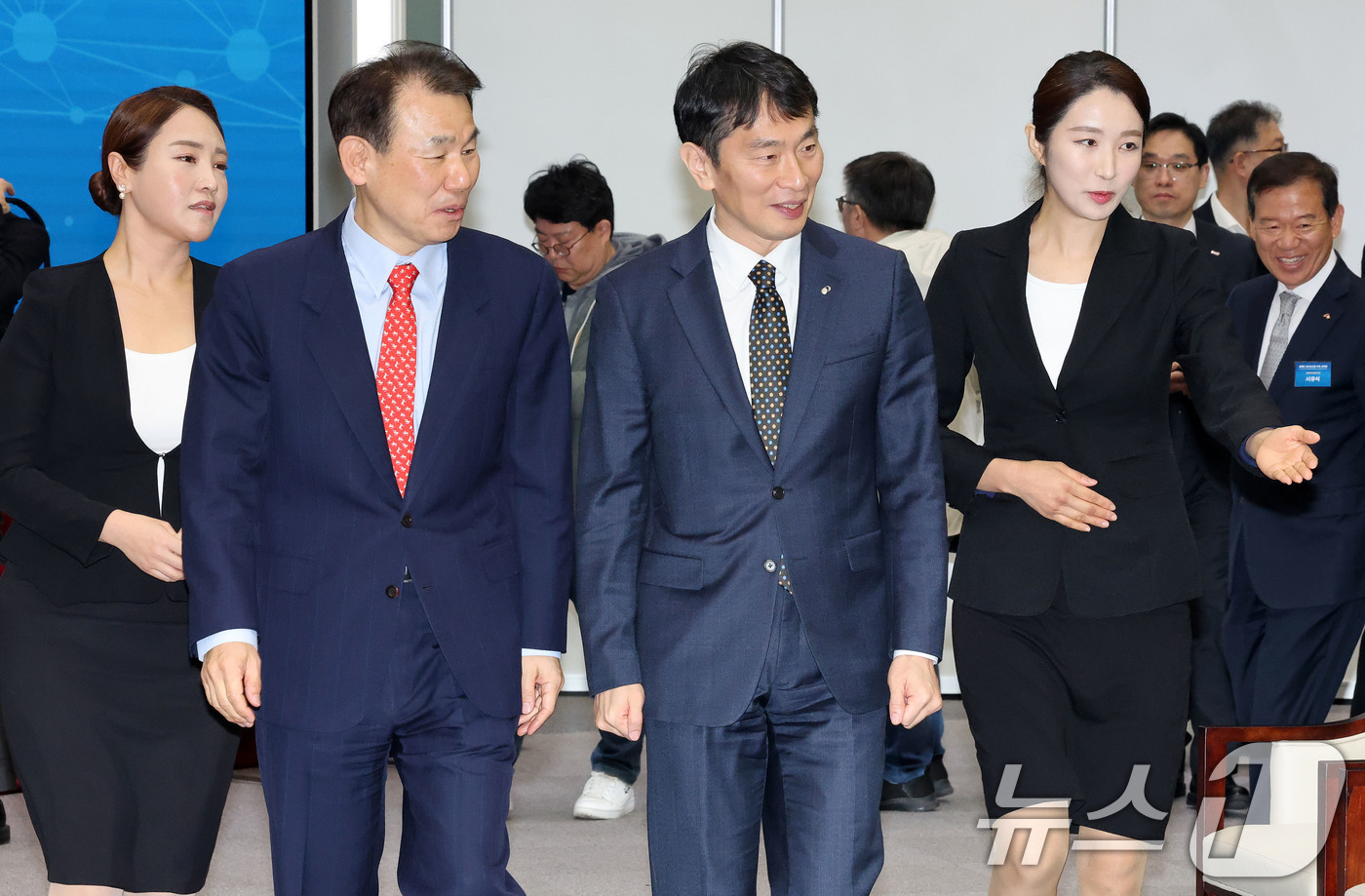 (서울=뉴스1) 박세연 기자 = 이복현 금감원장과 정은보 한국거래소 이사장이 19일 서울 여의도 한국거래소에서 열린 공매도 전산시스템 구축 시연회에 참석하고 있다. 2025.3.1 …