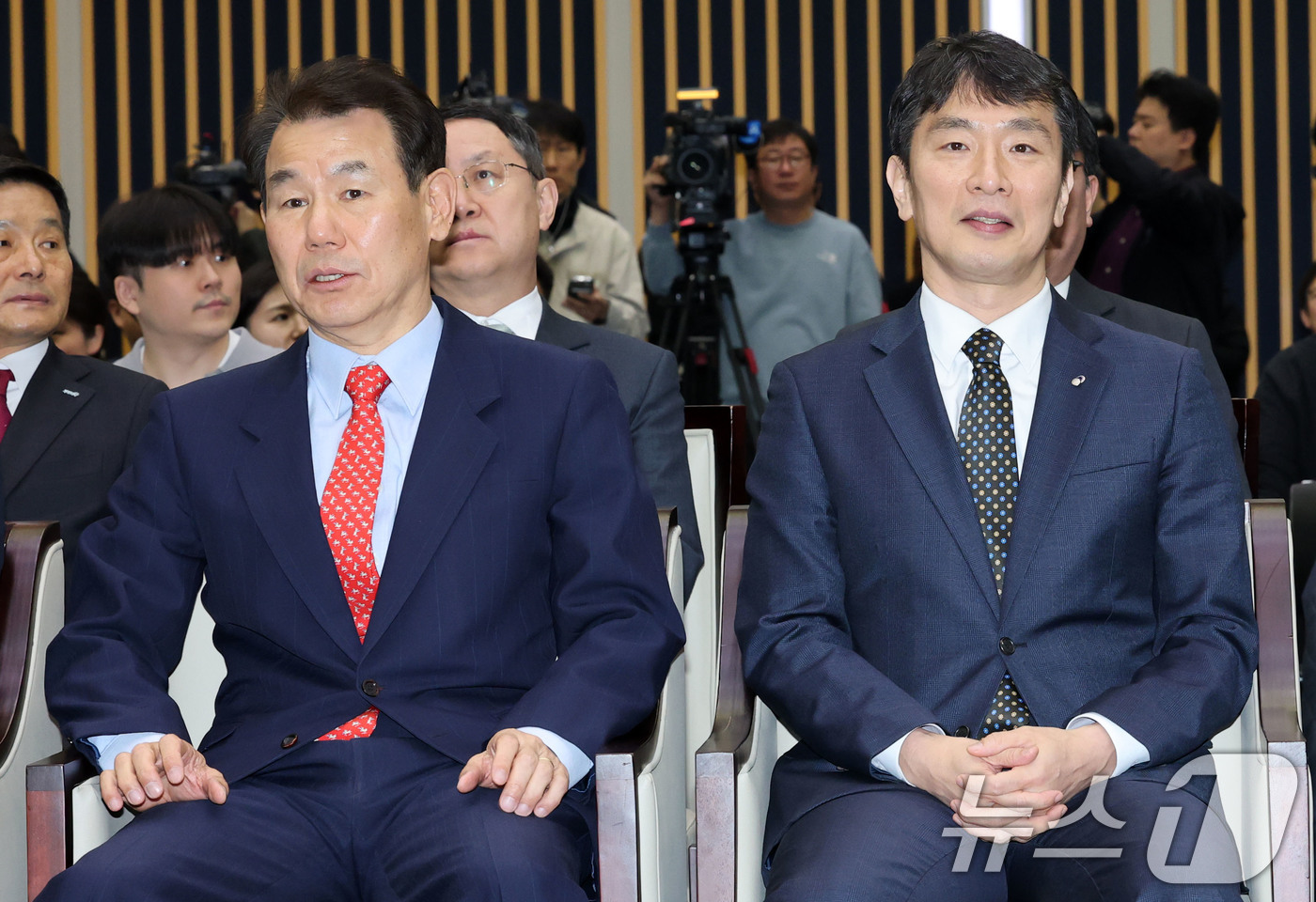 (서울=뉴스1) 박세연 기자 = 이복현 금감원장과 정은보 한국거래소 이사장이 19일 서울 여의도 한국거래소에서 열린 공매도 전산시스템 구축 시연회에 참석해 자리하고 있다. 2025 …