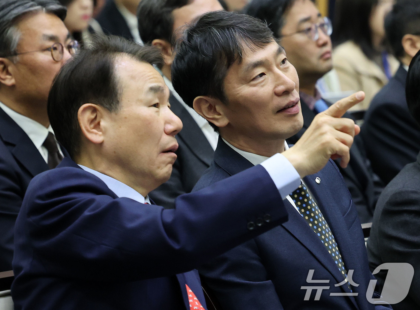 (서울=뉴스1) 박세연 기자 = 이복현 금감원장과 정은보 한국거래소 이사장이 19일 서울 여의도 한국거래소에서 열린 공매도 전산시스템 구축 시연회에서 대화를 나누고 있다. 2025 …