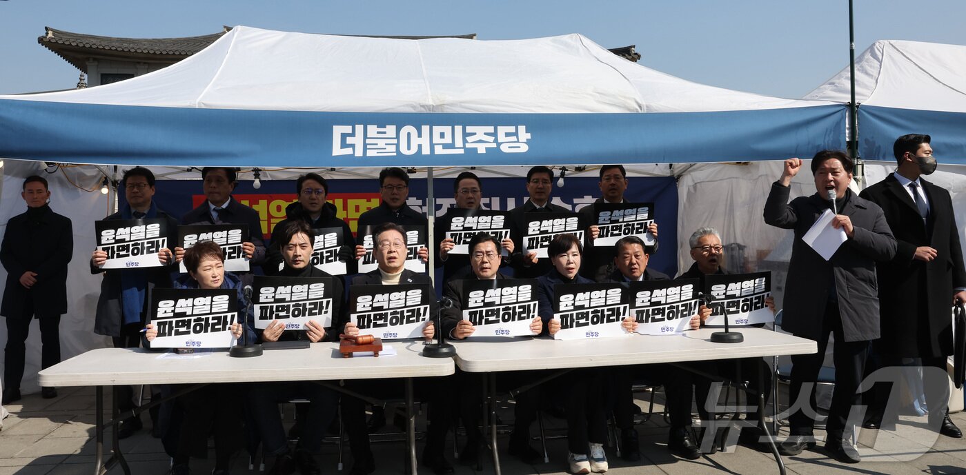 본문 이미지 - 더불어민주당 이재명 대표와 박찬대 원내대표가 19일 서울 종로구 경복궁역 부근 광화문 민주당 천막농성장에서 열린 현장 최고위원회의에서 "윤석열을 파면하라!＂라고 적힌 피켓을 들고 구호를 외치고 있다. 2025.3.19/뉴스1 ⓒ News1 국회사진취재단