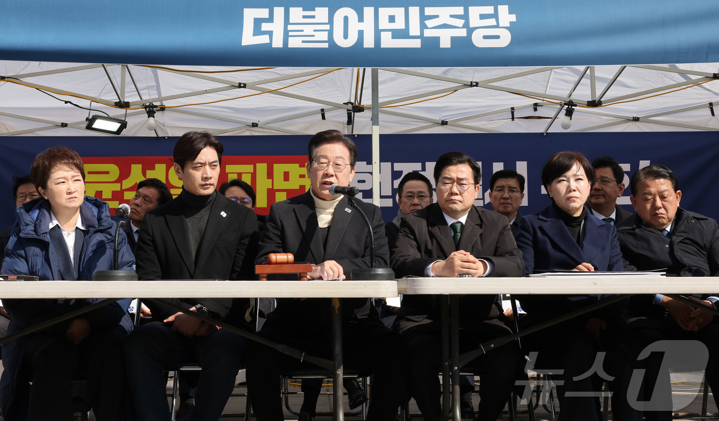 (서울=뉴스1) 국회사진취재단 = 이재명 더불어민주당 대표가 19일 서울 종로구 경복궁역 부근 광화문 민주당 천막농성장에서 열린 현장 최고위원회의에서 발언하고 있다. 2025.3. …