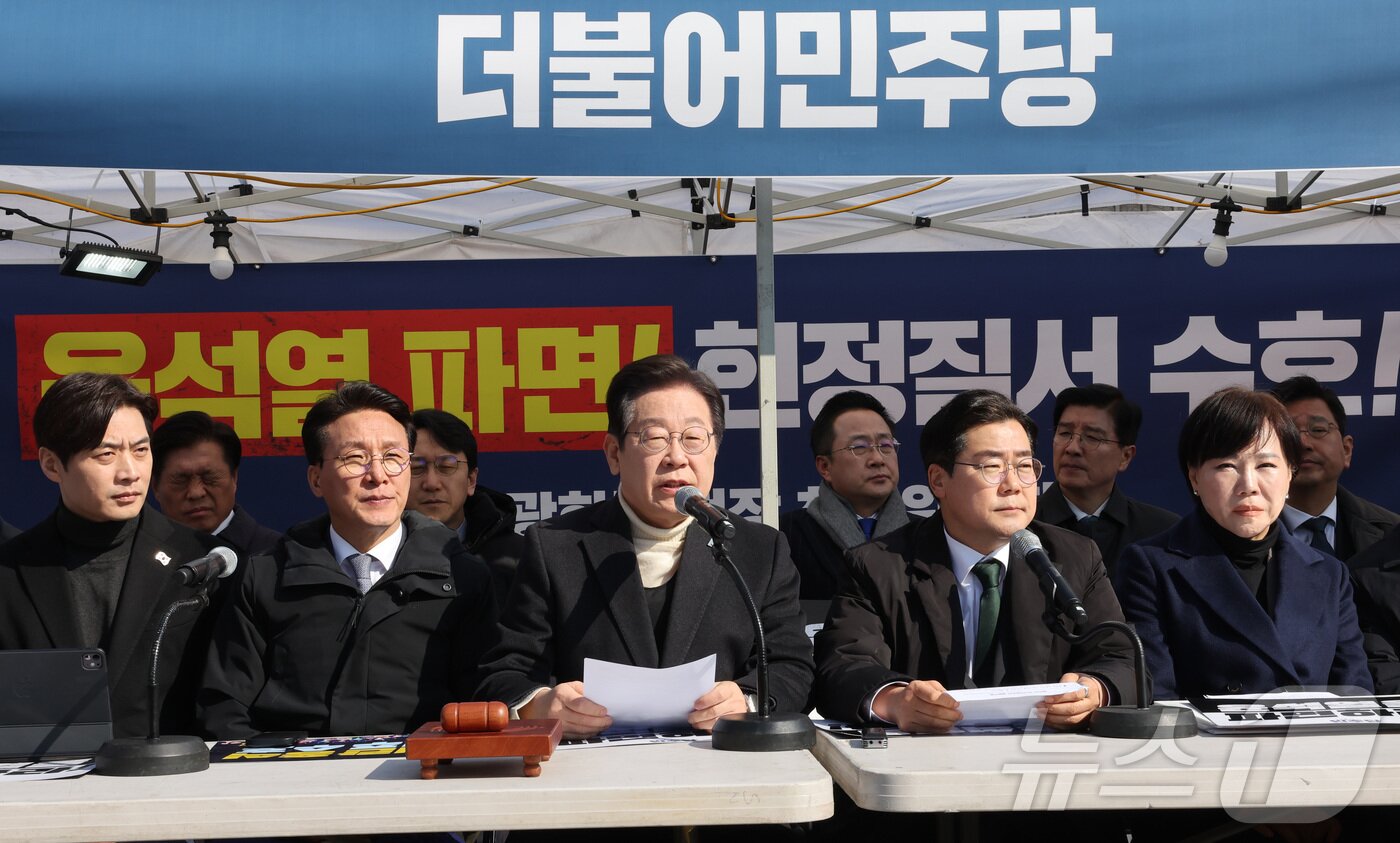 본문 이미지 - 이재명 더불어민주당 대표가 19일 서울 종로구 경복궁역 부근 광화문 민주당 천막농성장에서 열린 현장 최고위원회의에서 모두 발언하고 있다. 2025.3.19/뉴스1 ⓒ News1 국회사진취재단