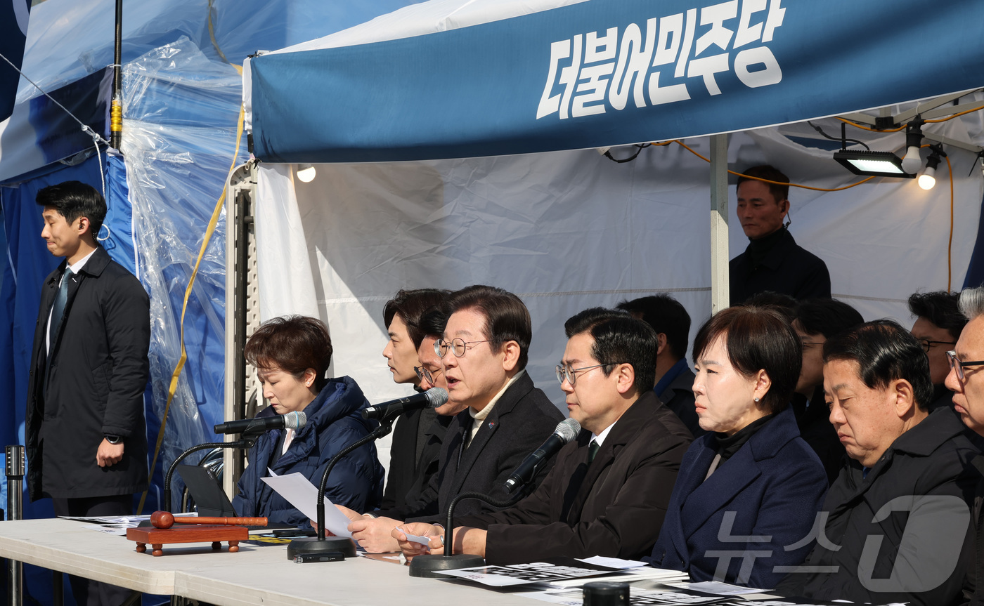 (서울=뉴스1) 국회사진취재단 = 이재명 더불어민주당 대표가 19일 서울 종로구 경복궁역 부근 광화문 민주당 천막농성장에서 열린 현장 최고위원회의에서 모두 발언하고 있다.  202 …