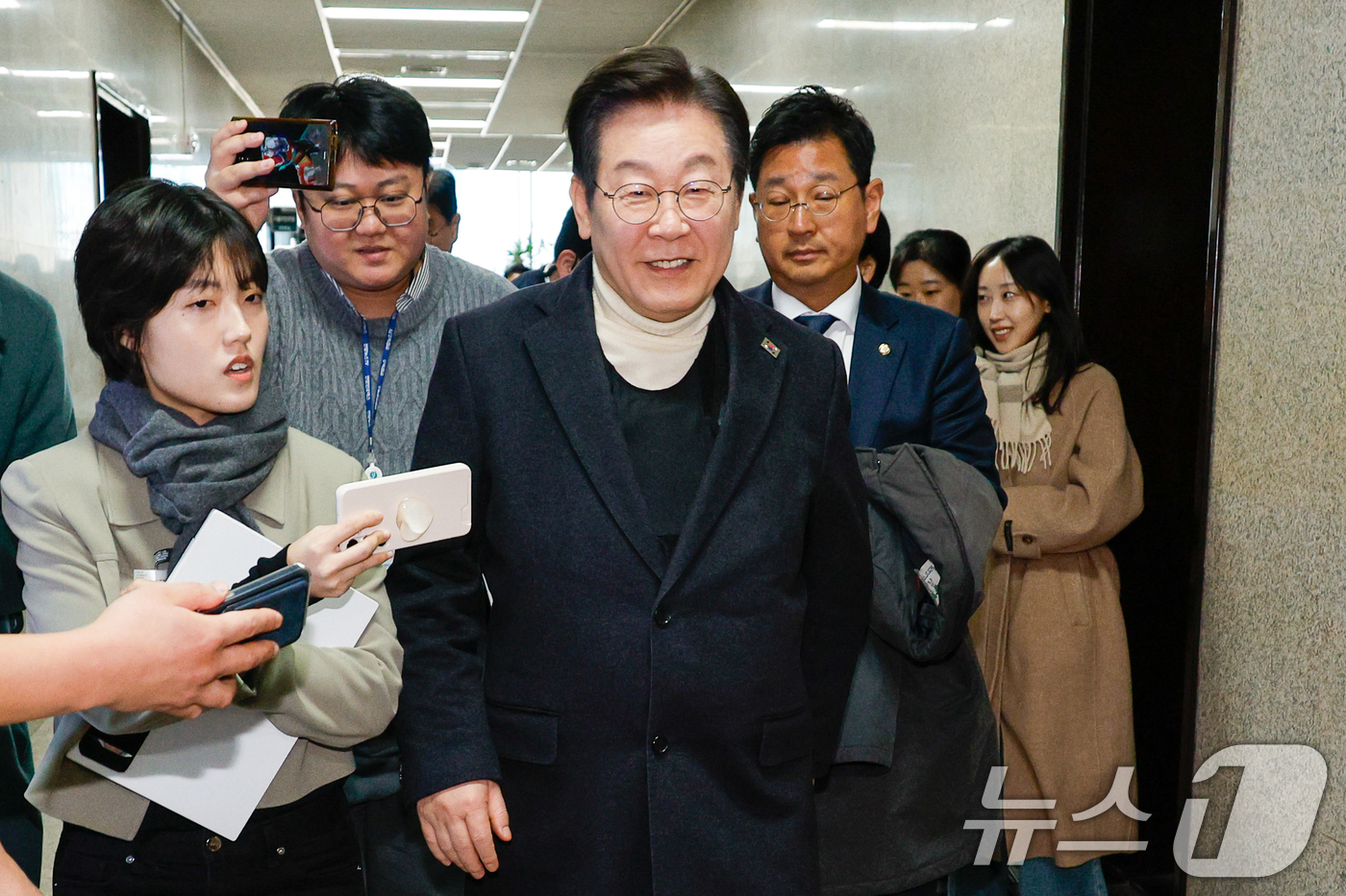 (서울=뉴스1) 안은나 기자 = 암살 위협설로 인해 방탄복을 입은 이재명 더불어민주당 대표가 19일 서울 여의도 국회에서 비공개 최고위원회의를 마친 후 이동하고 있다. 2025.3 …