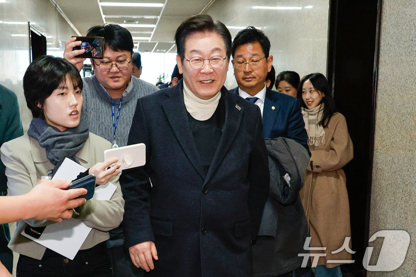 본문 이미지 - 암살 위협설로 인해 방탄복을 입은 이재명 더불어민주당 대표가 19일 서울 여의도 국회에서 비공개 최고위원회의를 마친 후 이동하고 있다. ⓒ News1 안은나 기자