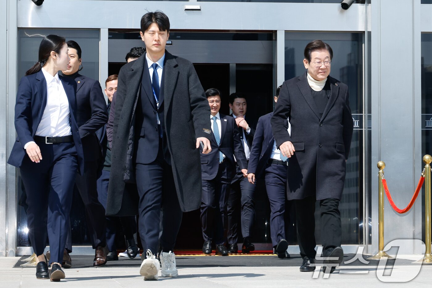본문 이미지 - 암살 위협설로 인해 방탄복을 입은 이재명 더불어민주당 대표가 19일 서울 여의도 국회에서 비공개 최고위원회의를 마친 후 이동하고 있다. ⓒ News1 안은나 기자