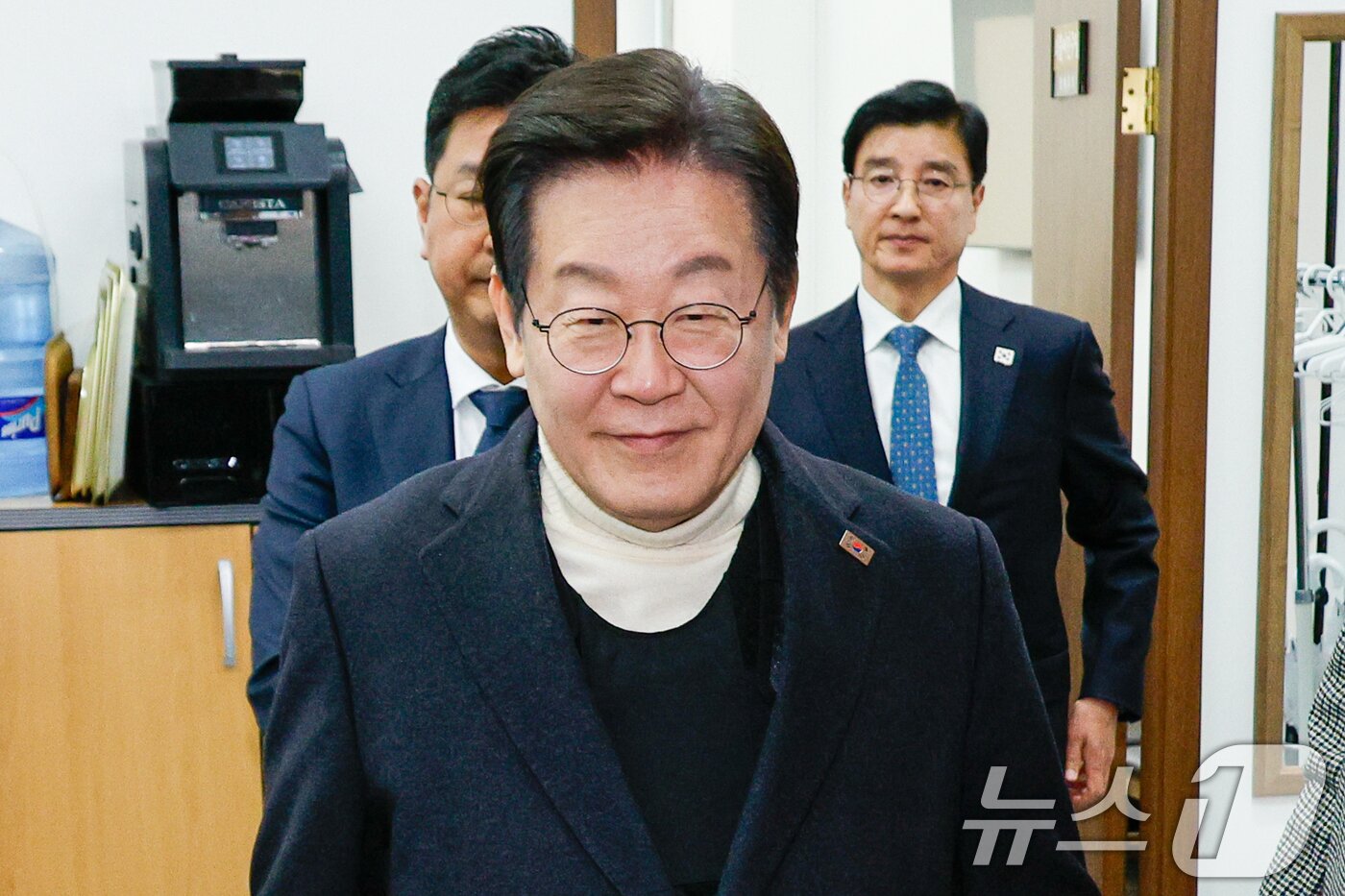 본문 이미지 - 암살 위협설로 인해 방탄복을 입은 이재명 더불어민주당 대표가 19일 서울 여의도 국회에서 비공개 최고위원회의를 마친 후 이동하고 있다. ⓒ News1 안은나 기자