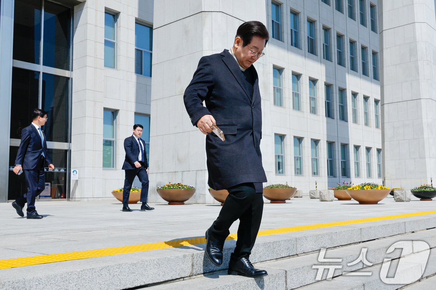 본문 이미지 - 암살 위협설로 인해 방탄복을 입은 이재명 더불어민주당 대표가 19일 서울 여의도 국회에서 비공개 최고위원회의를 마친 후 이동하고 있다. ⓒ News1 안은나 기자