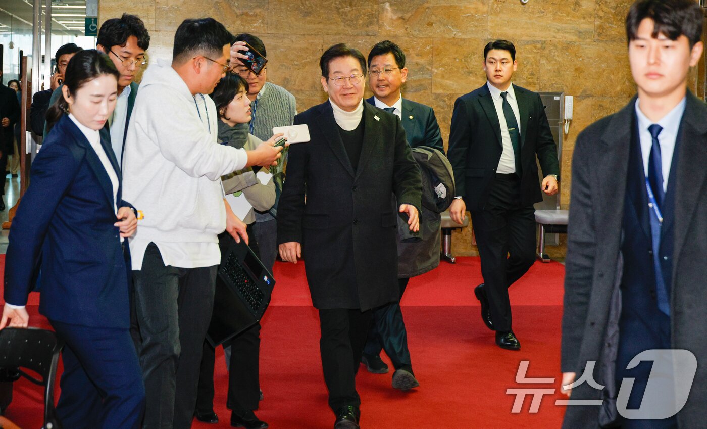 본문 이미지 - 암살 위협설로 인해 방탄복을 입은 이재명 더불어민주당 대표가 19일 서울 여의도 국회에서 비공개 최고위원회의를 마친 후 이동하고 있다. ⓒ News1 안은나 기자