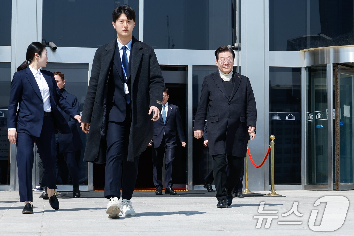 본문 이미지 - 암살 위협설로 인해 방탄복을 입은 이재명 더불어민주당 대표가 19일 서울 여의도 국회에서 비공개 최고위원회의를 마친 후 이동하고 있다. ⓒ News1 안은나 기자