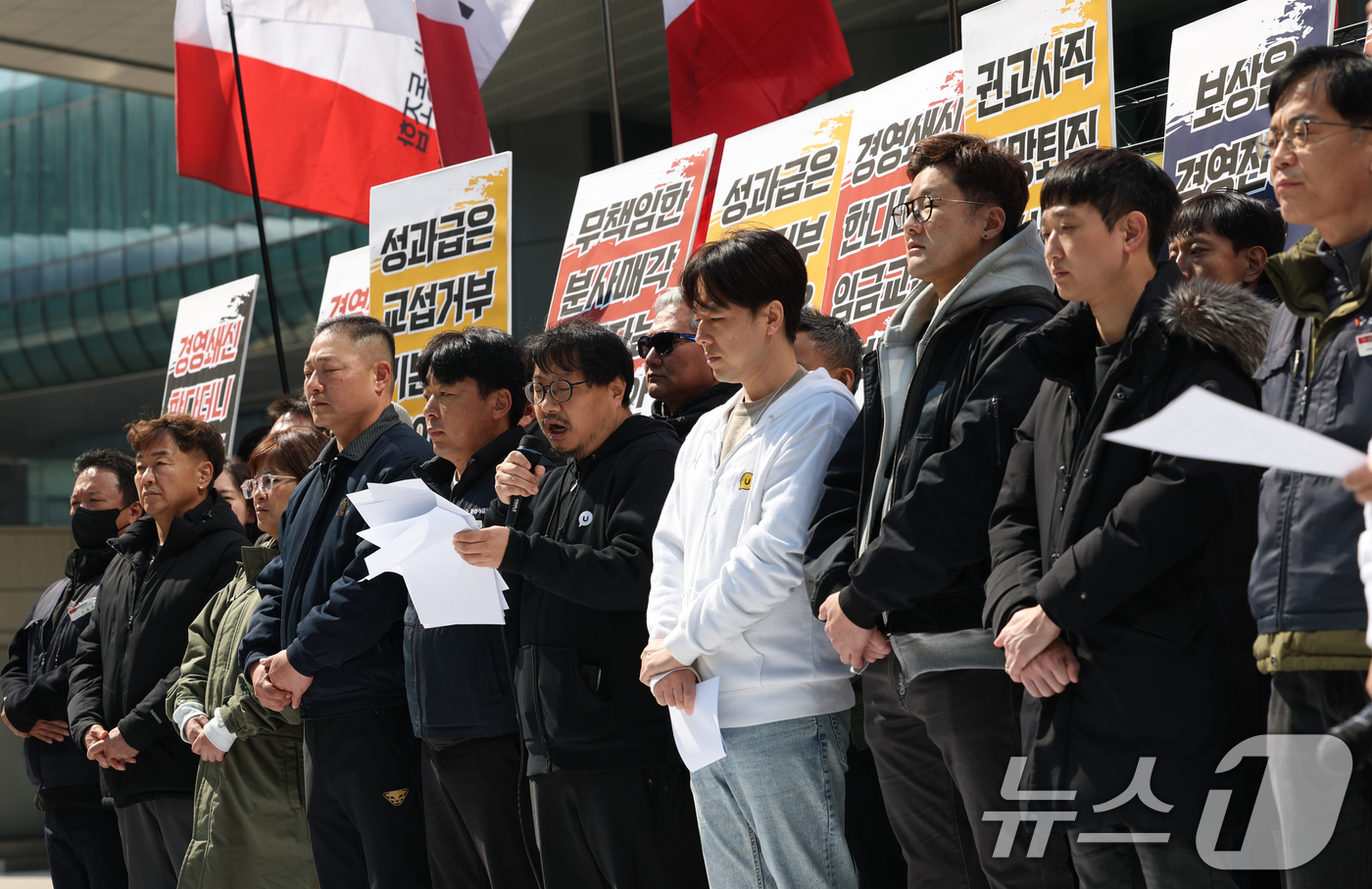 (성남=뉴스1) 김영운 기자 = 19일 경기 성남시 분당구 카카오 판교아지트 정문 앞에서 카카오 노조가 포털 '다음' 서비스를 담당하는 사내독립기업(CIC)의 별도 법인 분사 반대 …