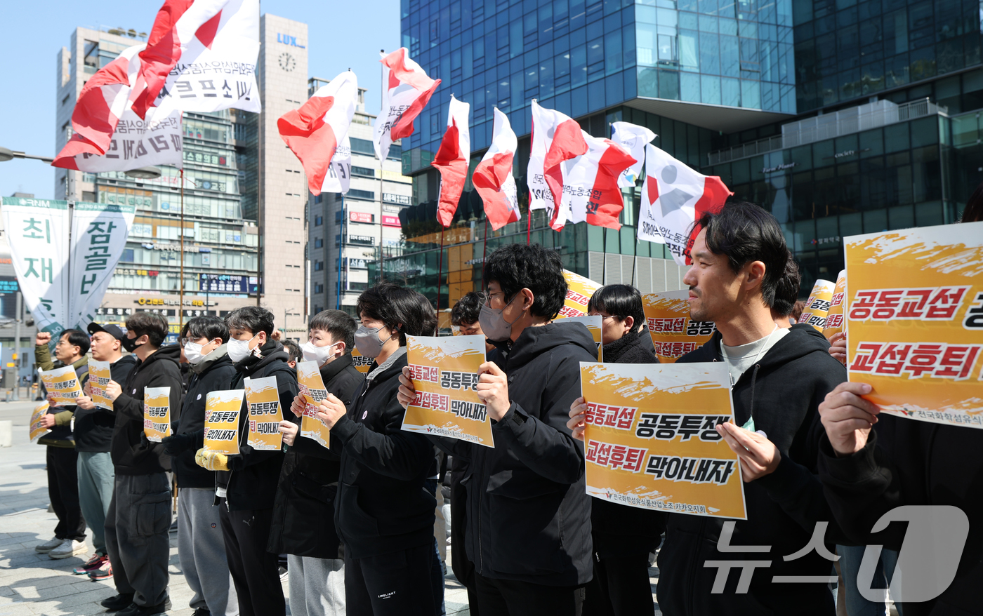 (성남=뉴스1) 김영운 기자 = 19일 경기 성남시 분당구 카카오 판교아지트 정문 앞에서 카카오 노조가 포털 '다음' 서비스를 담당하는 사내독립기업(CIC)의 별도 법인 분사 반대 …