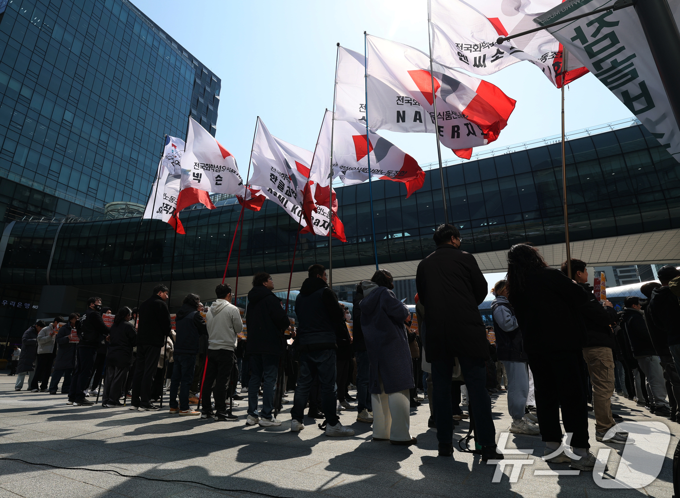 (성남=뉴스1) 김영운 기자 = 19일 경기 성남시 분당구 카카오 판교아지트 정문 앞에서 카카오 노조가 포털 '다음' 서비스를 담당하는 사내독립기업(CIC)의 별도 법인 분사 반대 …
