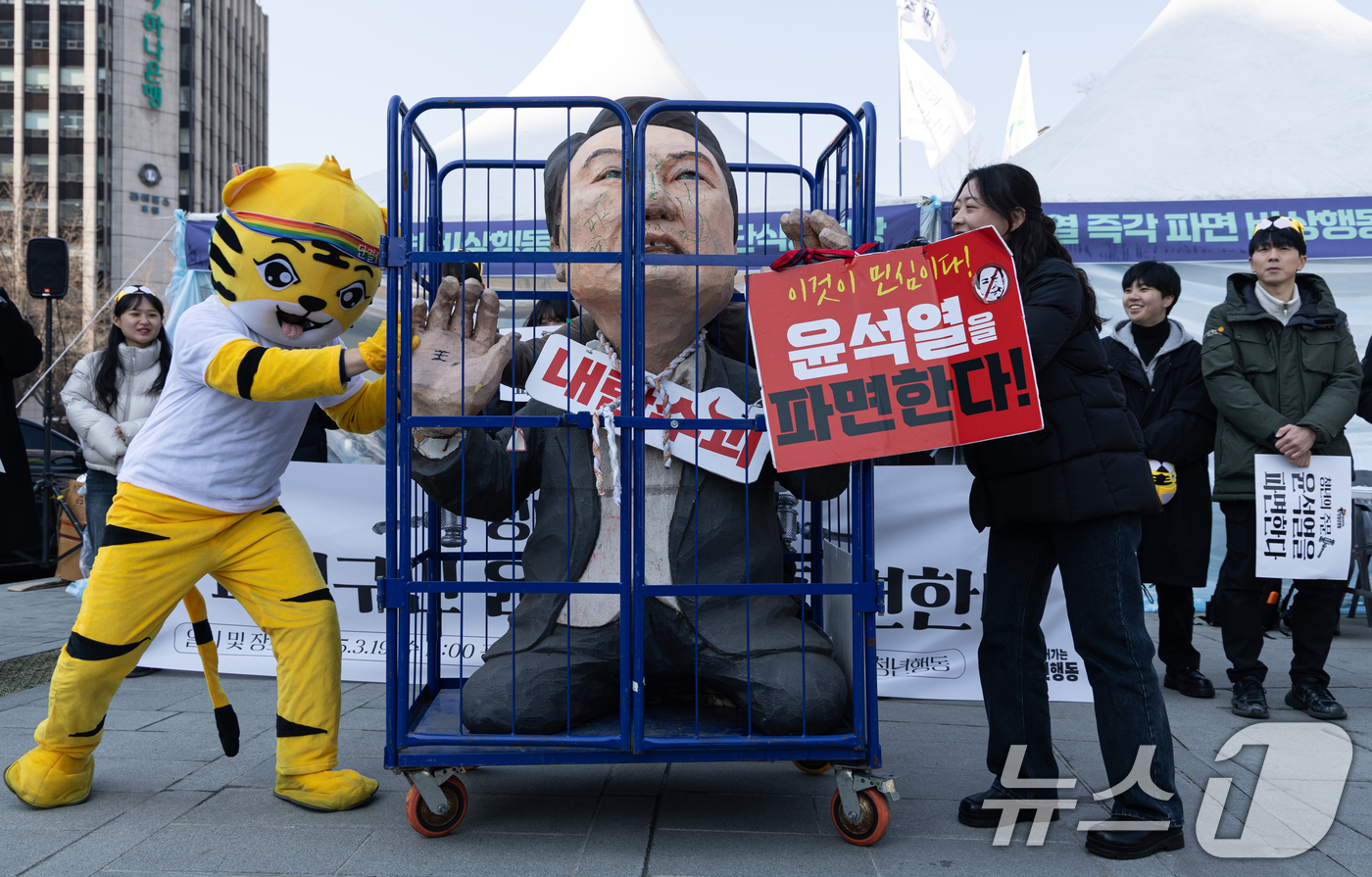 (서울=뉴스1) 이승배 기자 = '윤석열 물어가는 범청년행동' 구성원들이 19일 오전 서울 종로구 경복궁역 인근에서 기자회견을 열고 윤석열 대통령 탄핵을 촉구하고 있다. 2025. …