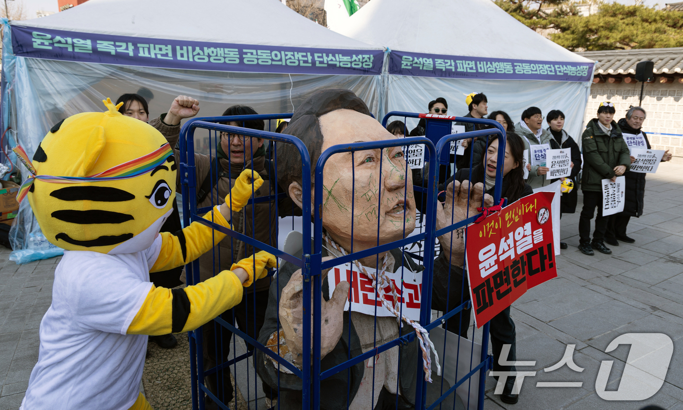 (서울=뉴스1) 이승배 기자 = '윤석열 물어가는 범청년행동' 구성원들이 19일 오전 서울 종로구 경복궁역 인근에서 기자회견을 열고 윤석열 대통령 탄핵을 촉구하고 있다. 2025. …