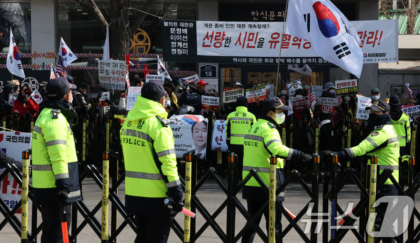 (서울=뉴스1) 이동해 기자 = 헌법재판소가 윤석열 대통령 탄핵심판 선고기일을 지정하지 않고 역대 대통령 사건 중 최장 기간 심리를 이어가고 있는 19일 서울 종로구 헌법재판소 인 …