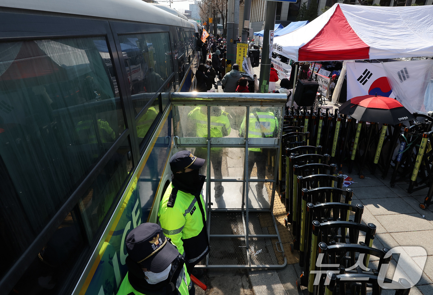 (서울=뉴스1) 이동해 기자 = 헌법재판소가 윤석열 대통령 탄핵심판 선고기일을 지정하지 않고 역대 대통령 사건 중 최장 기간 심리를 이어가고 있는 19일 서울 종로구 헌법재판소 인 …