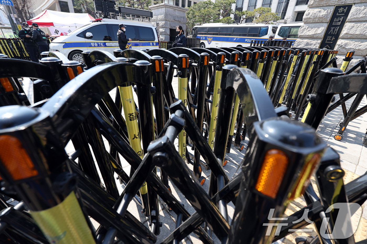 (서울=뉴스1) 이동해 기자 = 헌법재판소가 윤석열 대통령 탄핵심판 선고기일을 지정하지 않고 역대 대통령 사건 중 최장 기간 심리를 이어가고 있는 19일 서울 종로구 헌법재판소 인 …