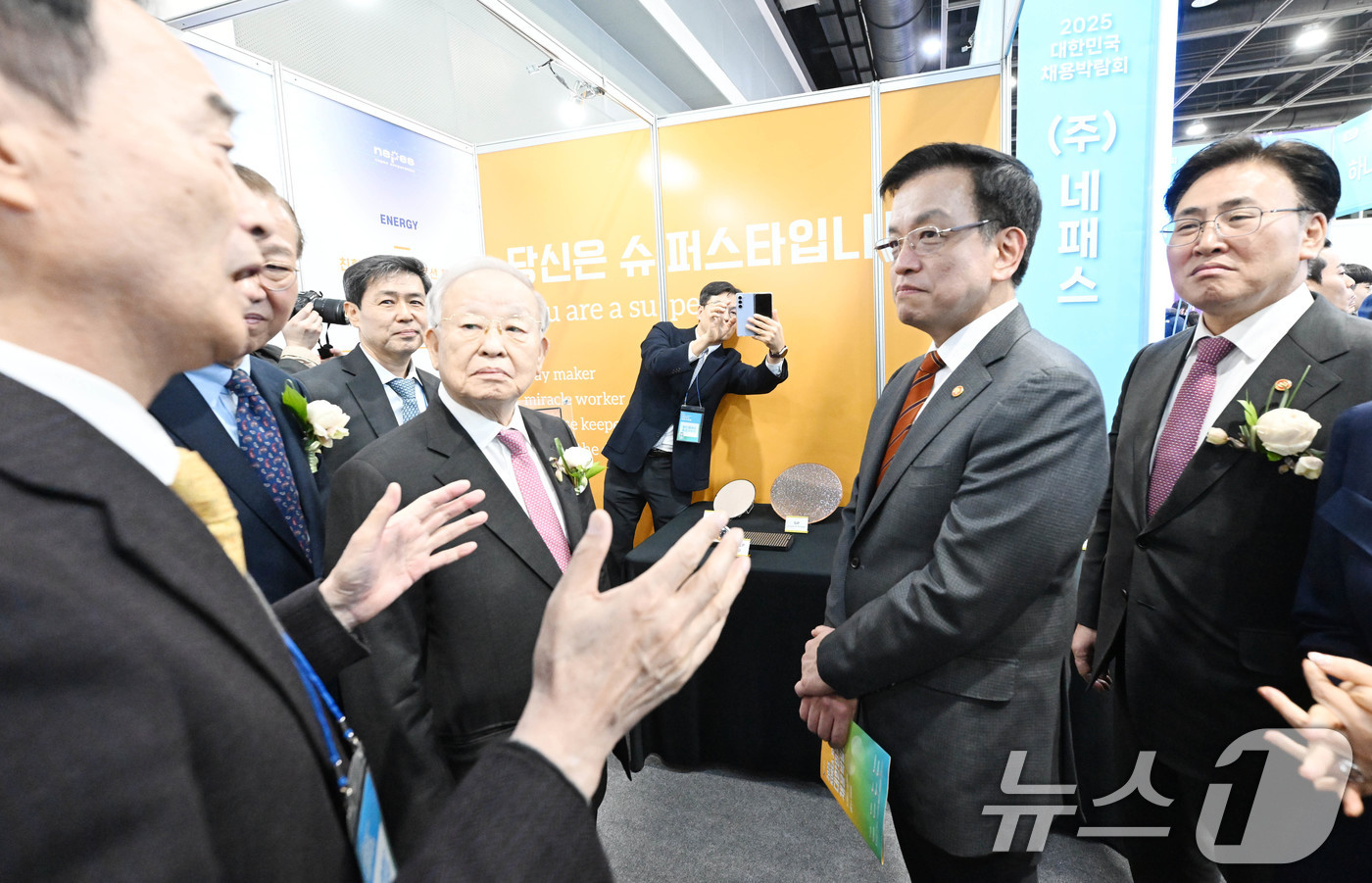 (서울=뉴스1) = 최상목 대통령 권한대행 부총리 겸 기획재정부 장관이 19일 서울 서초구 aT센터 전시장에서 열린 '2025 대한민국 채용박람회' 네페스 채용홍보관에서 관계자와 …