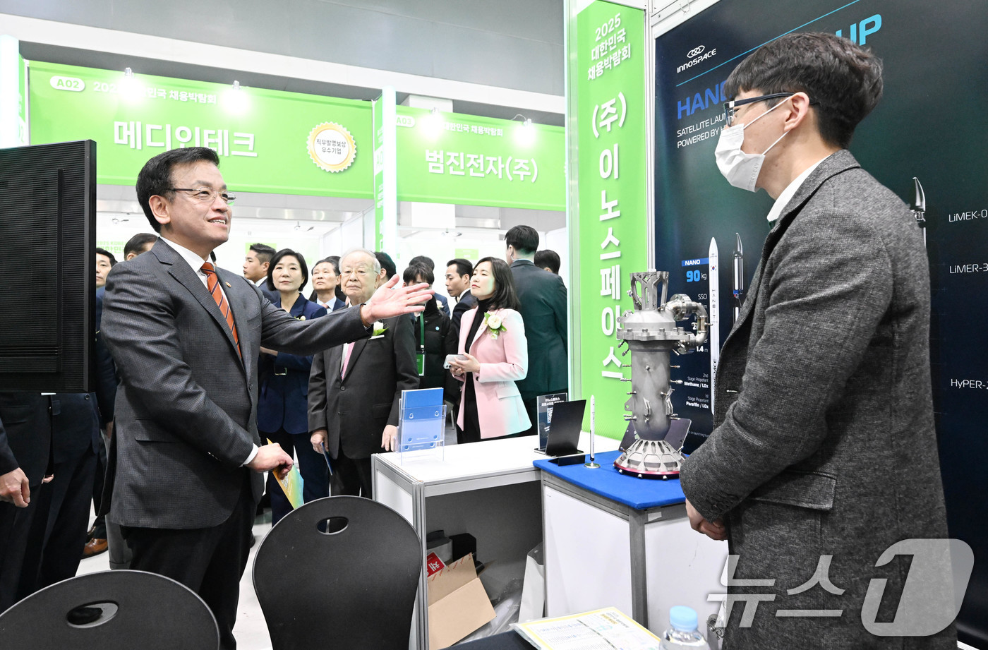 (서울=뉴스1) = 최상목 대통령 권한대행 부총리 겸 기획재정부 장관이 19일 서울 서초구 aT센터 전시장에서 열린 '2025 대한민국 채용박람회' 이노스페이스 채용홍보관에서 관계 …