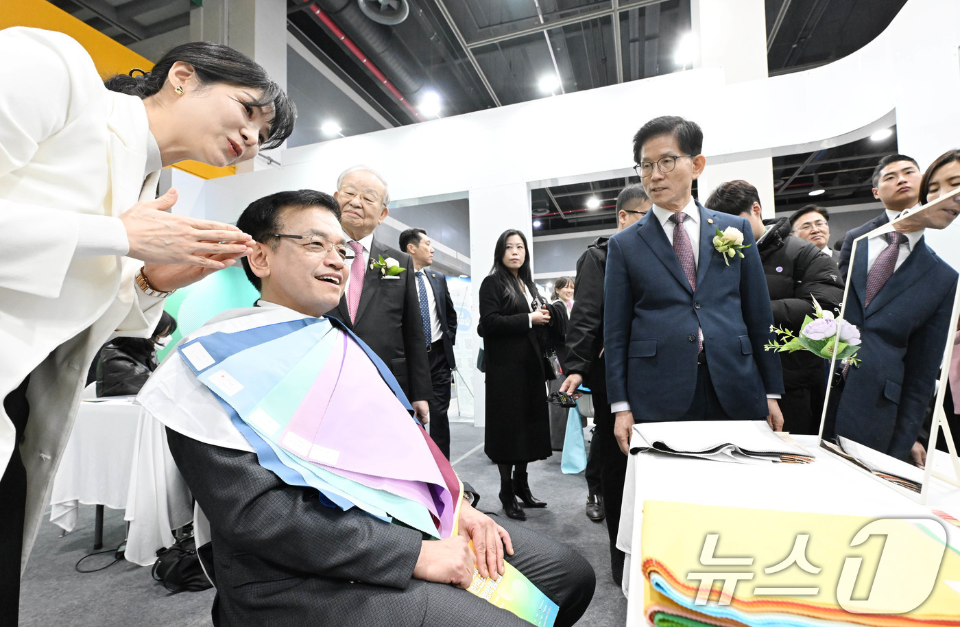 (서울=뉴스1) = 최상목 대통령 권한대행 부총리 겸 기획재정부 장관이 19일 서울 서초구 aT센터 전시장에서 열린 '2025 대한민국 채용박람회'에 참석해 구직자를 위해 마련된 …