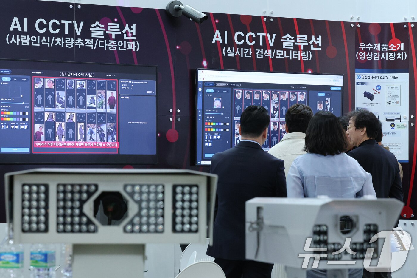 본문 이미지 - 19일 경기 고양시 킨텍스에서 열린 세계 보안 엑스포& 전자정부 정보보호 설루션 페어에서 관람객들이 보안 설루션을 살펴보고 있다. 2025.3.19/뉴스1 ⓒ News1 신웅수 기자