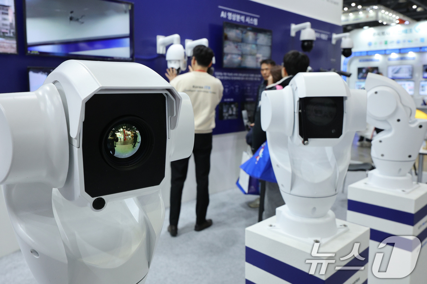 (고양=뉴스1) 신웅수 기자 = 19일 경기 고양시 킨텍스에서 열린 세계 보안 엑스포& 전자정부 정보보호 설루션 페어에서 관람객들이 보안 설루션을 살펴보고 있다.오는 21일까지 열 …