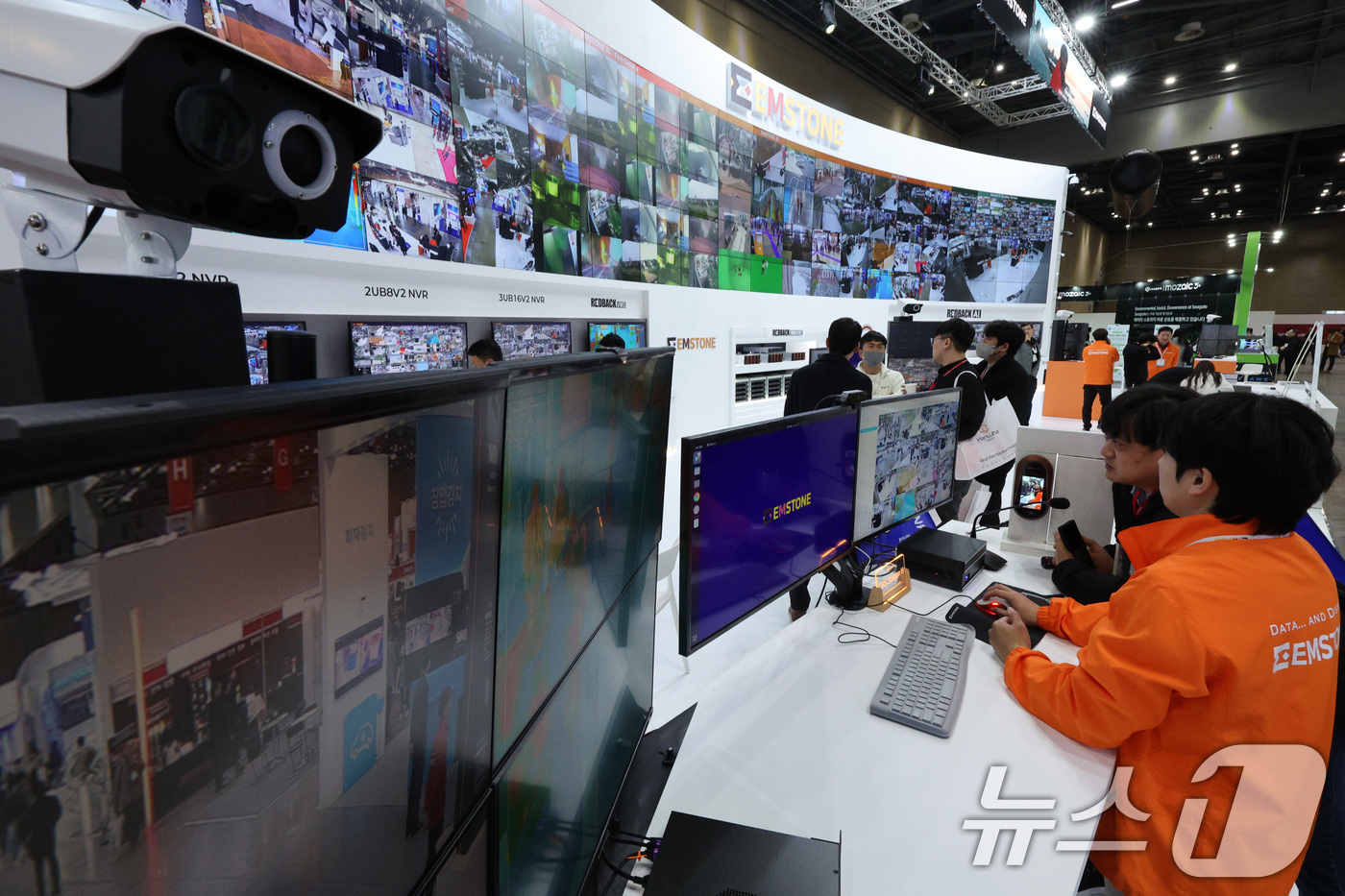 (고양=뉴스1) 신웅수 기자 = 19일 경기 고양시 킨텍스에서 열린 세계 보안 엑스포& 전자정부 정보보호 설루션 페어에서 관람객들이 보안 설루션을 살펴보고 있다.오는 21일까지 열 …