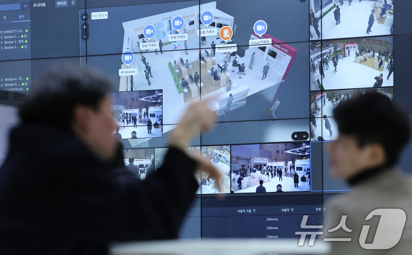 (고양=뉴스1) 신웅수 기자 = 19일 경기 고양시 킨텍스에서 열린 세계 보안 엑스포& 전자정부 정보보호 설루션 페어에서 관람객들이 보안 설루션을 살펴보고 있다.오는 21일까지 열 …