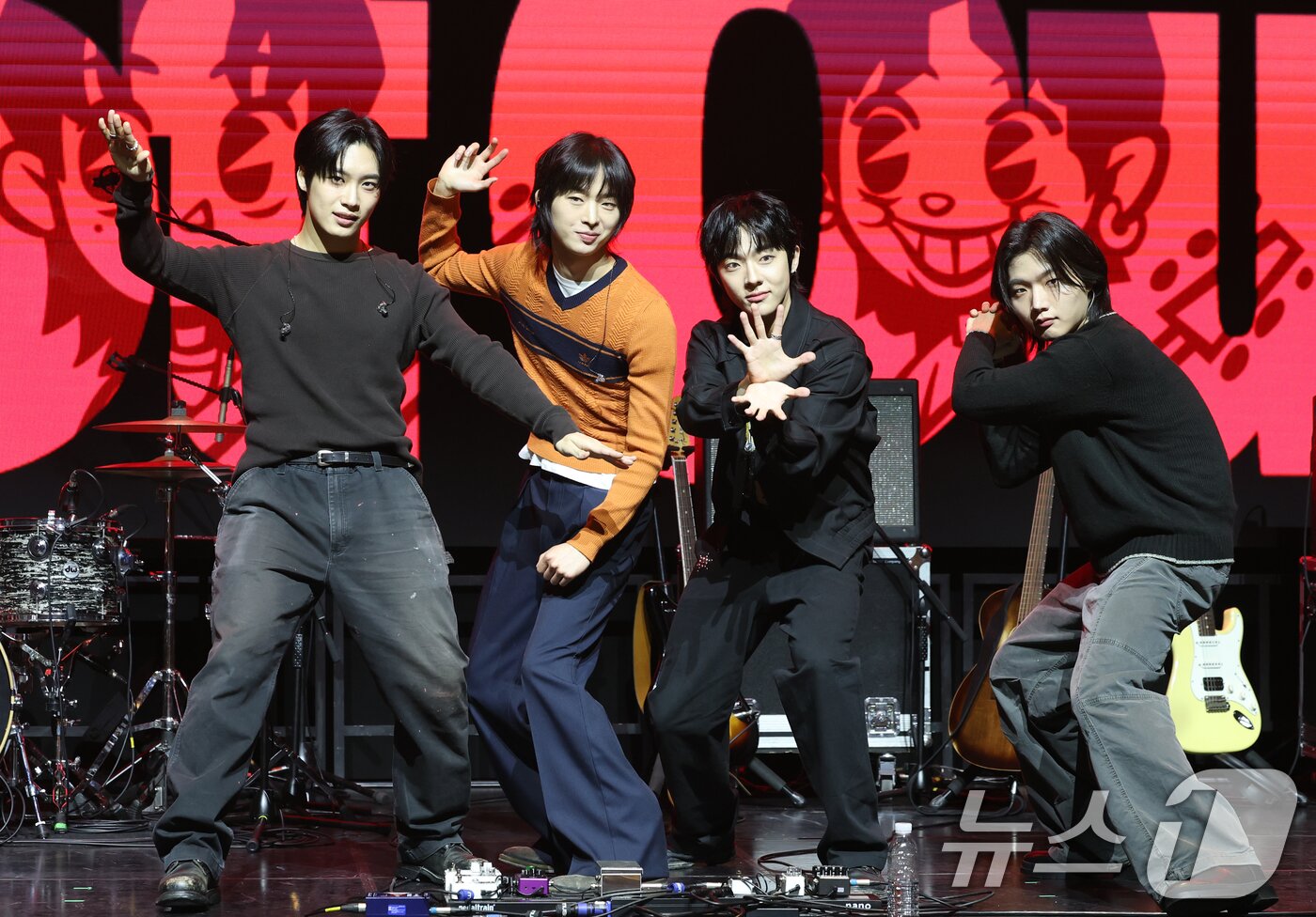본문 이미지 - 밴드 드래곤포니의 편성현(왼쪽부터)과 권세혁, 안태규, 고강훈이 19일 오후 서울 서대문구 신촌로 예스24 원더로크홀에서 가진 두 번째 EP앨범 'Not Out(낫 아웃)' 발매 기념 쇼케이스에서 포즈를 취하고 있다. 2025.3.19/뉴스1 ⓒ News1 권현진 기자