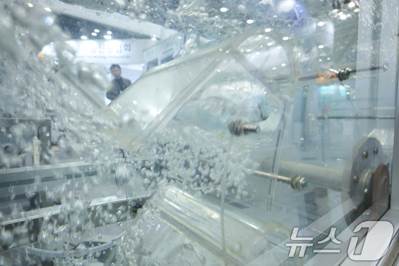 (고양=뉴스1) 신웅수 기자 = 19일 경기 고양시 킨텍스에서 열린 국제물산업박람회에서 관람객들이 부력 발전기를 살펴보고 있다.오는 21일까지 열리는 이번 박람회는 물기업의 우수 …