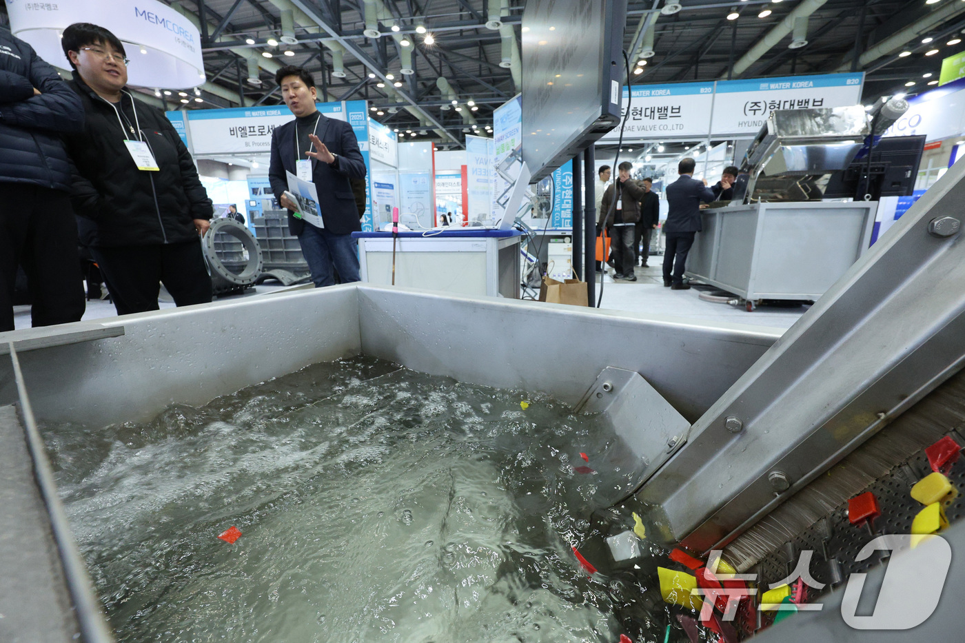(고양=뉴스1) 신웅수 기자 = 19일 경기 고양시 킨텍스에서 열린 국제물산업박람회에서 관람객들이 부유물 제거를 위한 제진기를 살펴보고 있다오는 21일까지 열리는 이번 박람회는 물 …