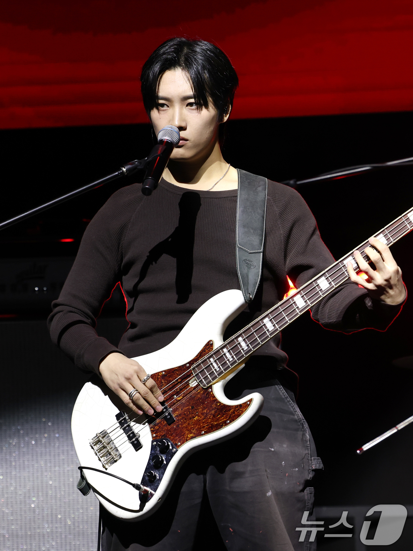 (서울=뉴스1) 권현진 기자 = 밴드 드래곤포니의 편성현이 19일 오후 서울 서대문구 신촌로 예스24 원더로크홀에서 가진 두 번째 EP앨범 'Not Out(낫 아웃)' 발매 기념 …