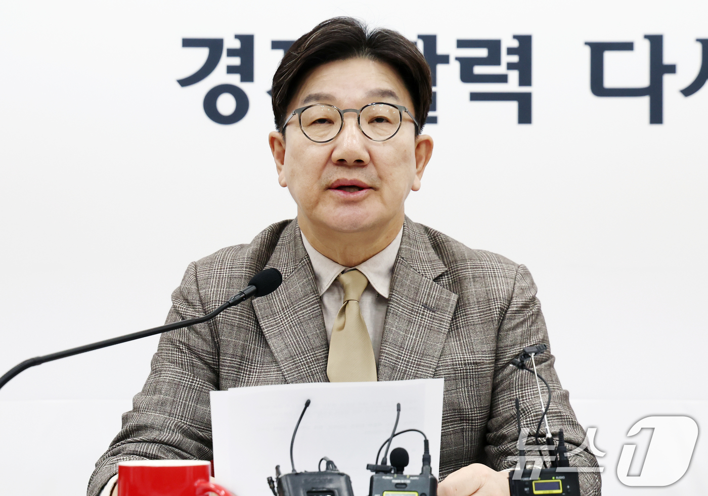 (서울=뉴스1) 김민지 기자 = 권성동 국민의힘 원내대표가 19일 오후 서울 여의도 국회에서 열린 기자간담회에서 발언하고 있다. 2025.3.19/뉴스1